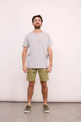 Remera blanca de manga corta con cuello redondo y un pequeño logo estampado en el pecho.