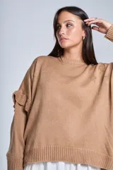 Sweater de punto color beige con dos estrellas de strass y volados en las mangas.