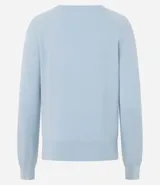 Suéter de punto color marrón chocolate, con cuello redondo y mangas largas con puños acanalados. Presenta un diseño básico y versátil de corte recto.