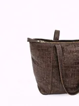 Bolso tote de cuero color suela con textura tipo cocodrilo, doble asa de hombro y cierre superior. Incluye bolsillo interior y llavero.