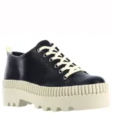 Championes de plataforma con capellada de cuero sintético negro, cordones en color crema y suela track de goma en tono crema.
