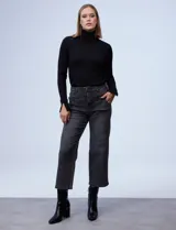 Jean crop de tiro alto, corte recto (straight fit) y color negro lavado. Presenta pretina con pasadores, cierre y botón metálico, y bolsillos delanteros inclinados.