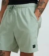 Bermuda masculina color verde con cintura elastizada ajustable con lazo, bolsillos laterales y traseros, y etiqueta de goma en el ruedo. Confeccionada en poliéster.