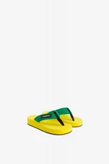 Sandalias tipo chancleta de plataforma color amarillo, con tiras anchas acolchadas de color verde que incorporan un parche con el logo de la marca en contraste.