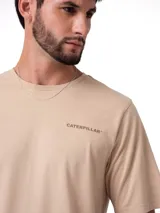 Remera de manga corta y cuello redondo, color beige, con logo de la marca estampado en el pecho y etiqueta en el dobladillo.