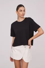 Remera manga corta color borgoña, de algodón, corte holgado y cuello redondo.