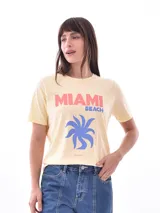 Remera negra de manga corta, corte recto, con estampado frontal que dice "LOVE MORE" con corazones estilizados.