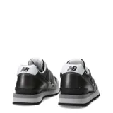 Championes urbanos New Balance modelo 996, color gris metalizado con detalles en blanco y negro. Presentan el logo N característico en los laterales, entresuela acolchada y suela de goma resistente.