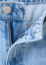 Jeans de corte recto y tiro medio en color azul claro, con diseño clásico de cinco bolsillos y acabado ligeramente deslavado.
