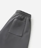 Bermuda masculina de algodón y poliéster, color gris oscuro, con cintura elástica y cordón ajustable. Presenta bolsillos funcionales.