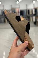 Sandalia marrón con diseño de dos tiras ajustables con hebillas metálicas y plantilla anatómica.