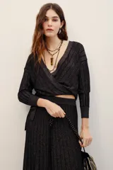 Cardigan cruzado de punto con hilo metalizado, color negro, de manga larga y escote en V profundo.