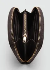 Billetera mediana de diseño semicircular, confeccionada en tejido marrón con textura tweed y detalles en cuero sintético, con cierre de cremallera perimetral y logo de la marca impreso en el frente.