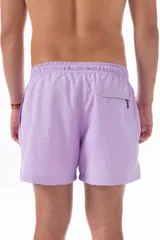 Short de baño lila de nylon con cintura elástica y cordón ajustable. Tiene bolsillos laterales y un bolsillo trasero con cierre.
