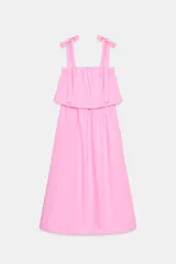 Vestido midi de color rosado con escote recto elástico y tirantes anchos con lazos ajustables. Presenta cintura elástica y bolsillos laterales ocultos en la costura.