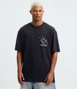 Remera de algodón con cuello redondo y manga corta, de corte regular. Presenta una estampa pequeña en el frente con el texto 'Burn Inside' y un diseño gráfico estilo Dystopia en la espalda.