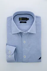 Camisa celeste lisa de jersey, corte slim fit, con cuello clásico y manga larga.