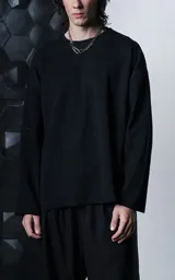 Buzo de cuello redondo con calce oversize y hombros caídos. Confeccionado en algodón gamuzado con proceso de lavado efecto maltinto, costuras expuestas a contratono y detalles de roturas en cuello, puños y ruedo.