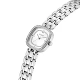 Reloj analógico Guess modelo Hazel con caja cuadrada de 25 mm y correa de eslabones de acero inoxidable en tono plateado. La esfera blanca presenta un acabado sunray y está rodeada por un bisel con cristales incrustados, además de un detalle decorativo de cristales en el interior de la esfera.