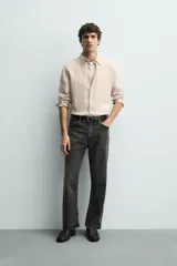 Camisa celeste de lino de corte regular fit, con cuello abotonado, manga larga y cierre frontal de botonadura.