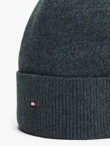 Gorro tipo beanie de punto con vuelta, confeccionado en mezcla de algodón y cachemira. Presenta un diseño jaspeado en tonos azul oscuro y negro, con el logo de la marca bordado en la parte frontal.