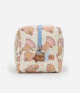 Neceser rectangular mediano de poliuretano con cierre de cremallera y estampado de carpinchos.