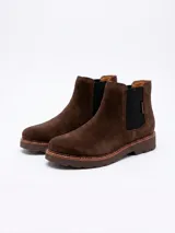 Botas chelsea de gamuza color marrón con paneles elásticos laterales negros y suela tractada.