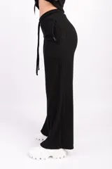 Pantalón palazzo acampanado color beige, de tejido acanalado.