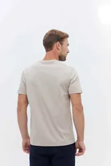 Remera de algodón verde militar, de corte clásico con cuello redondo y mangas cortas.