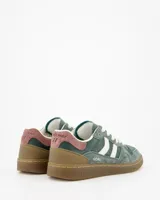 Championes Coolway modelo Goal Green Pulse, confeccionados en gamuza y cuero premium, de diseño retro-sport en tonos verde, tostado, blanco y detalles en rosado. Cuenta con cordones blancos, paneles laterales en contraste y suela flexible de goma.