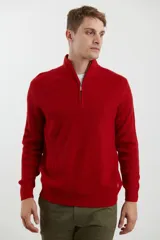 Sweater rojo de punto inglés con cuello alto y cierre metálico frontal.