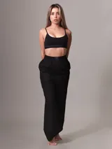 Bralette deportivo Calvin Klein negro con tirantes finos y banda inferior elástica con logo tonal.
