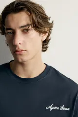 Remera regular fit de algodón color negro, con cuello redondo, manga corta y logo bordado en contraste en el delantero con firma de Ayrton Senna.