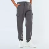 Pantalón de jogging gris con bolsillos cargo laterales y tobillos ajustados.