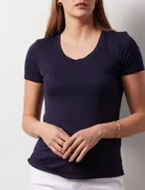 Remera azul marino de modal, marca Tahari, con cuello redondo a la base y mangas cortas.