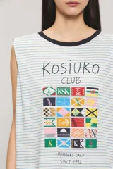 Musculosa Kosiuko de jersey de algodón rayado, con cuello redondo oscuro y estampado frontal de banderas y la inscripción Kosiuko Club.