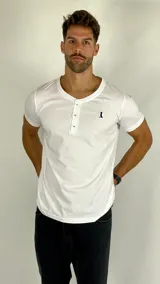 Remera tipo Henley de manga corta en color blanco, con cuello redondo y tapeta frontal con tres botones. Presenta un pequeño logo bordado en el lado izquierdo del pecho.