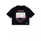 Remera negra de manga corta y cuello redondo, corte cropped. Estampado frontal con el título "FUTTTURA" en rosa, tres fotos estilo Polaroid y una lista de canciones numerada en color rosa. Incluye logos de Under Armour y Tini en la parte inferior central.