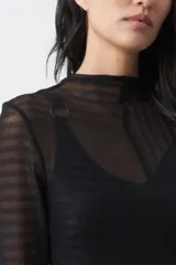 Top de manga larga confeccionado en tejido translúcido con textura a rayas, de silueta ajustada y cuello alto.