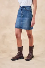 Minifalda de jean azul con lavado medio, corte recto y tiro alto.