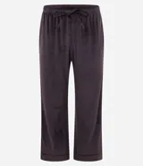 Pijama largo de estilo americano confeccionado en plush de tacto suave. La blusa presenta cuello solapa, cierre frontal con botones y bolsillo en el pecho. El pantalón cuenta con cintura elástica ajustable con lazo.