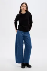 Sweater de viscosa con diseño color block, combinando frente negro con mangas y laterales en tono marrón. Presenta cuello redondo a la base y mangas largas.