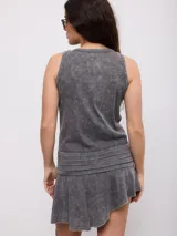 Vestido corto de canalé color gris con efecto acid wash, corte ajustado al cuerpo, tirantes anchos, escote redondo con cartera de botones frontales y falda evasé con abertura lateral y cordón ajustable.
