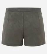Short de gamuza sintética color verde militar con cintura alta, pretina sastrera estructurada, bolsillos laterales y cierre lateral.