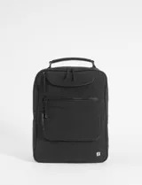 Mochila negra de diseño minimalista con múltiples compartimentos frontales con cierre, asa superior reforzada y correas ajustables. Cuenta con un compartimento principal amplio y espacio para laptop.