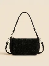 Cartera tipo baguette de gamuza negra, con diseño minimalista, cierre superior y correa ajustable con herrajes metálicos. Incluye un pequeño detalle de logo grabado en la parte inferior.