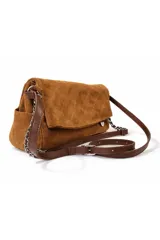 Cartera tipo sobre de color negro con diseño acolchado en patrón de rombos. Cuenta con una solapa frontal, correa de cadena metálica entrelazada con cuero y una correa larga ajustable extraíble.