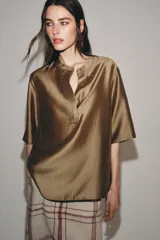 Blusa fluidia de manga corta ZW Collection, confeccionada en mezcla de lyocell, color marrón con cuello redondo y cierre frontal parcial con botones.