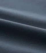 Camisa polo masculina de manga corta, confeccionada en tejido técnico de poliamida con elastano. Presenta cuello inglés con tapeta de tres botones, ofreciendo propiedades de secado rápido, elasticidad y confort térmico.