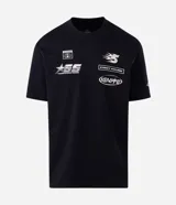 Remera de algodón de corte relaxed, color negro, con cuello redondo, mangas cortas y estampas localizadas blancas en el frente de inspiración automovilística.